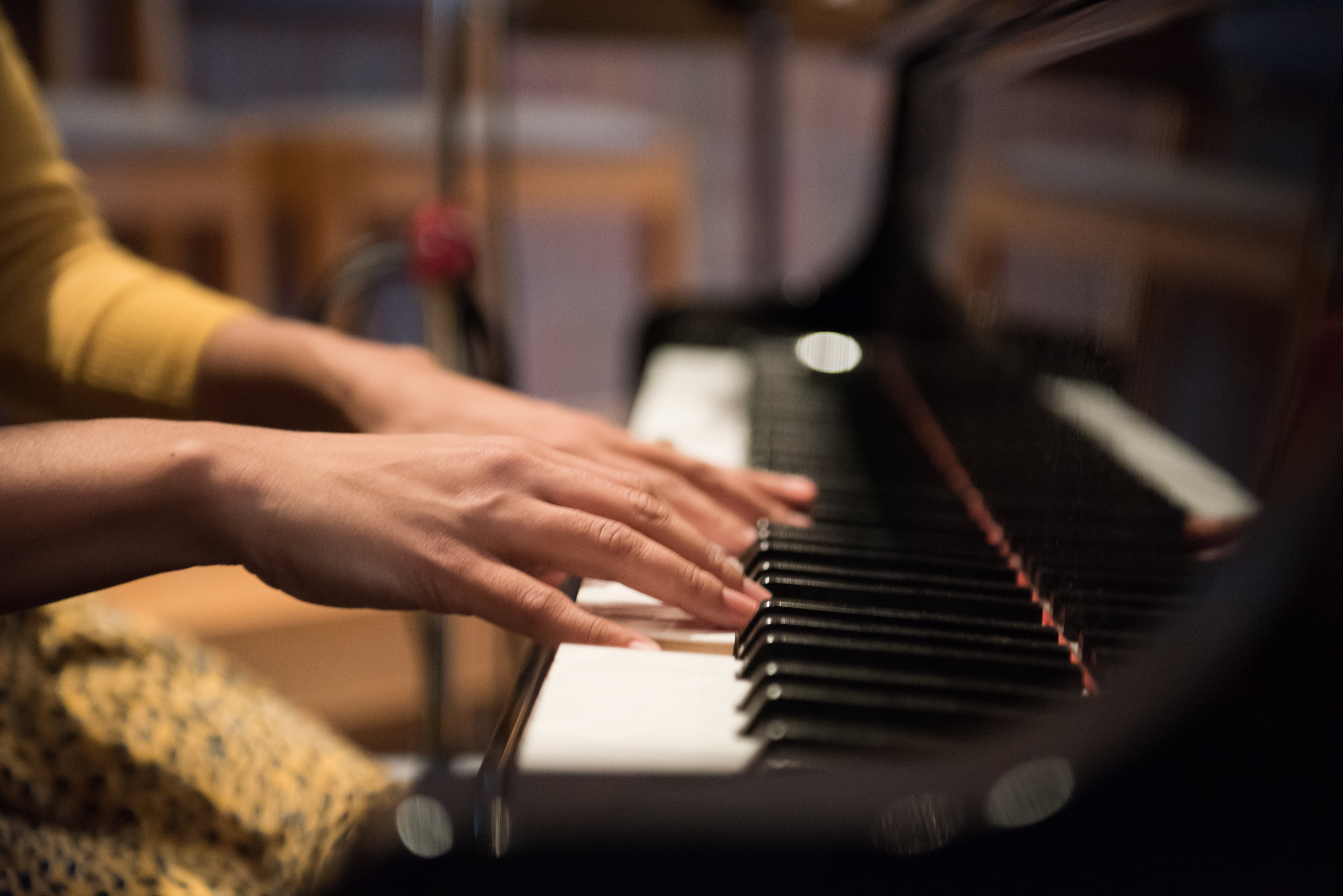 Hands playing the piano during installation Mass for Father Damian at St. Paul the Apostle, GR