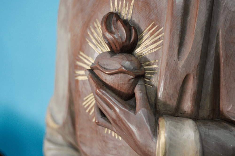 Image of the Sacred Heart of Jesus carved in wood